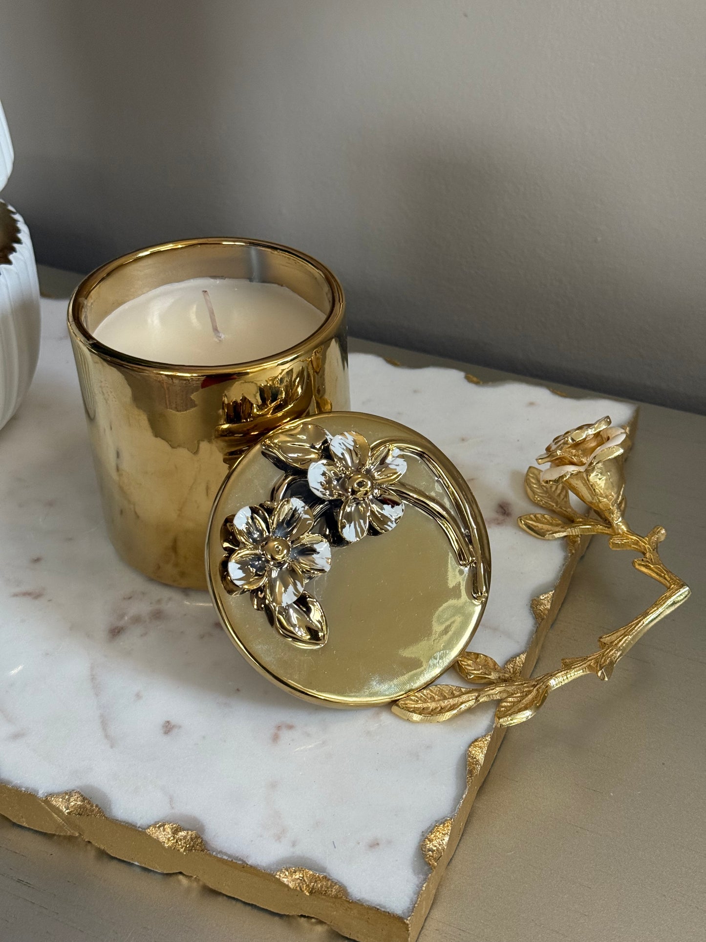 Gold Decorative Candle Whit Flower Design Lid