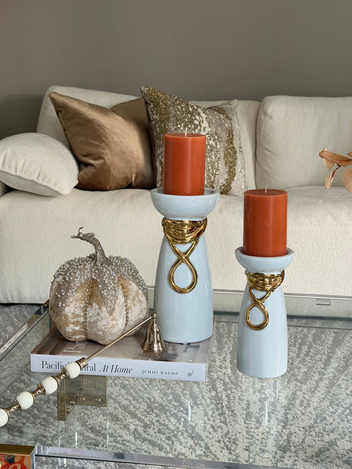 Set of two candleholders white and gold Design.