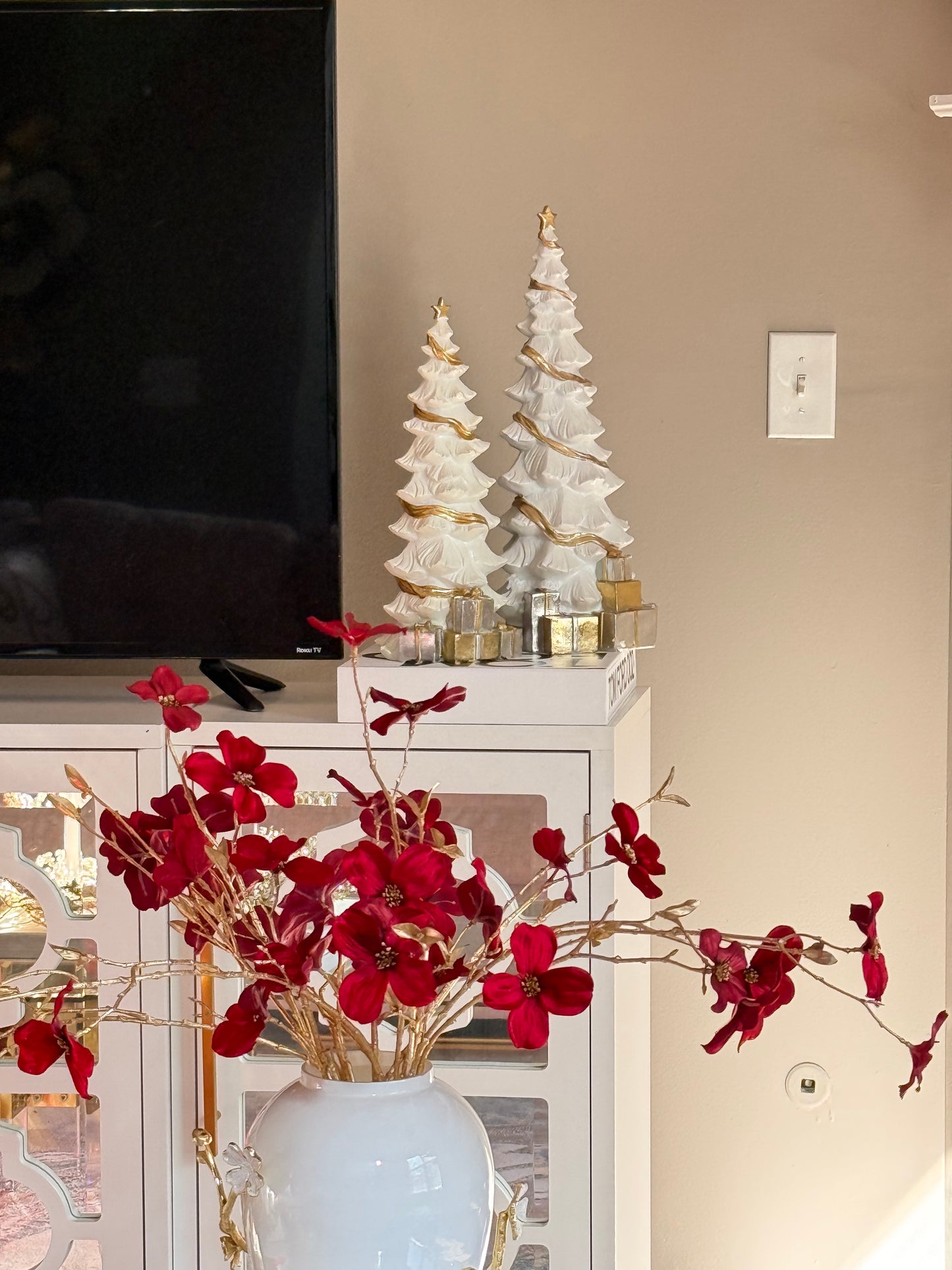 Set Of Two Pine 🌲 White And Twisted Gold Designs