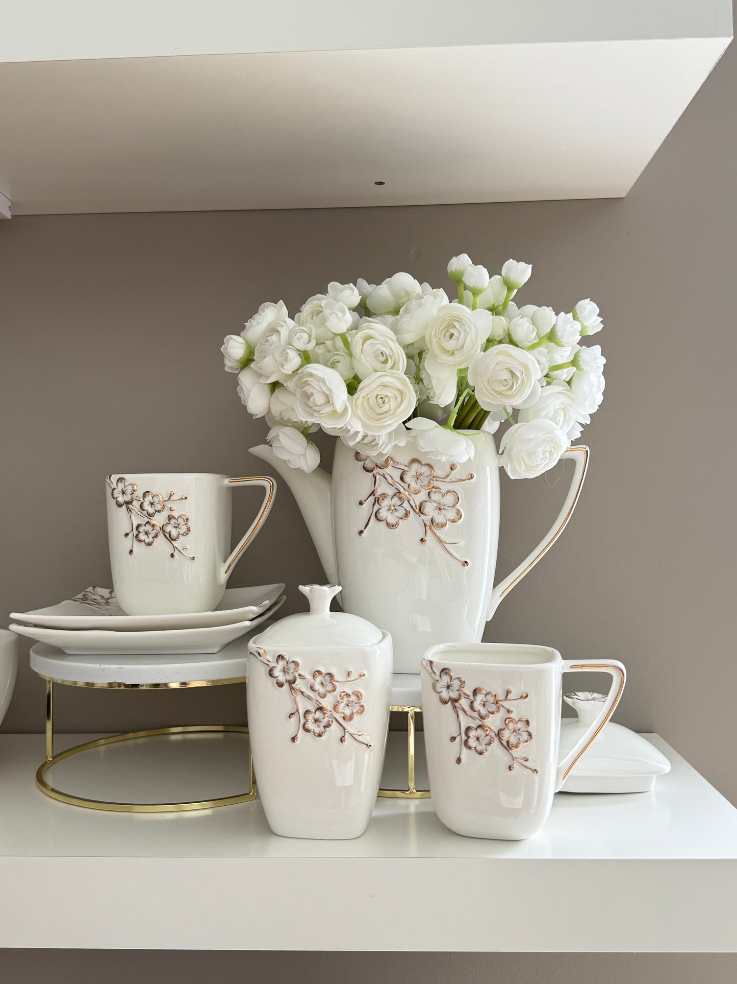 Tea Set With Gold Floral Artwork Design (6pcs)