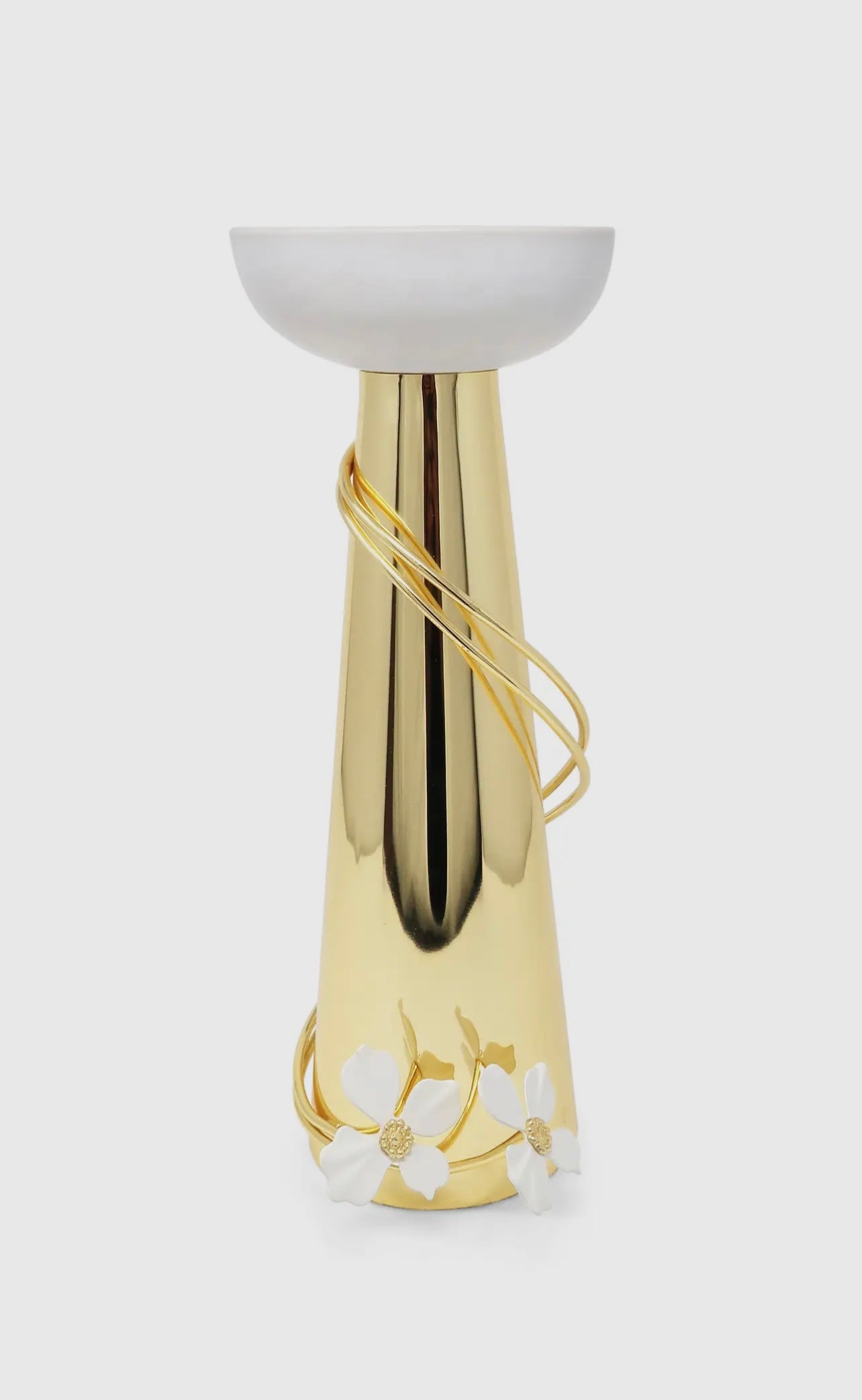 Gold candleholders whit white flower detail.