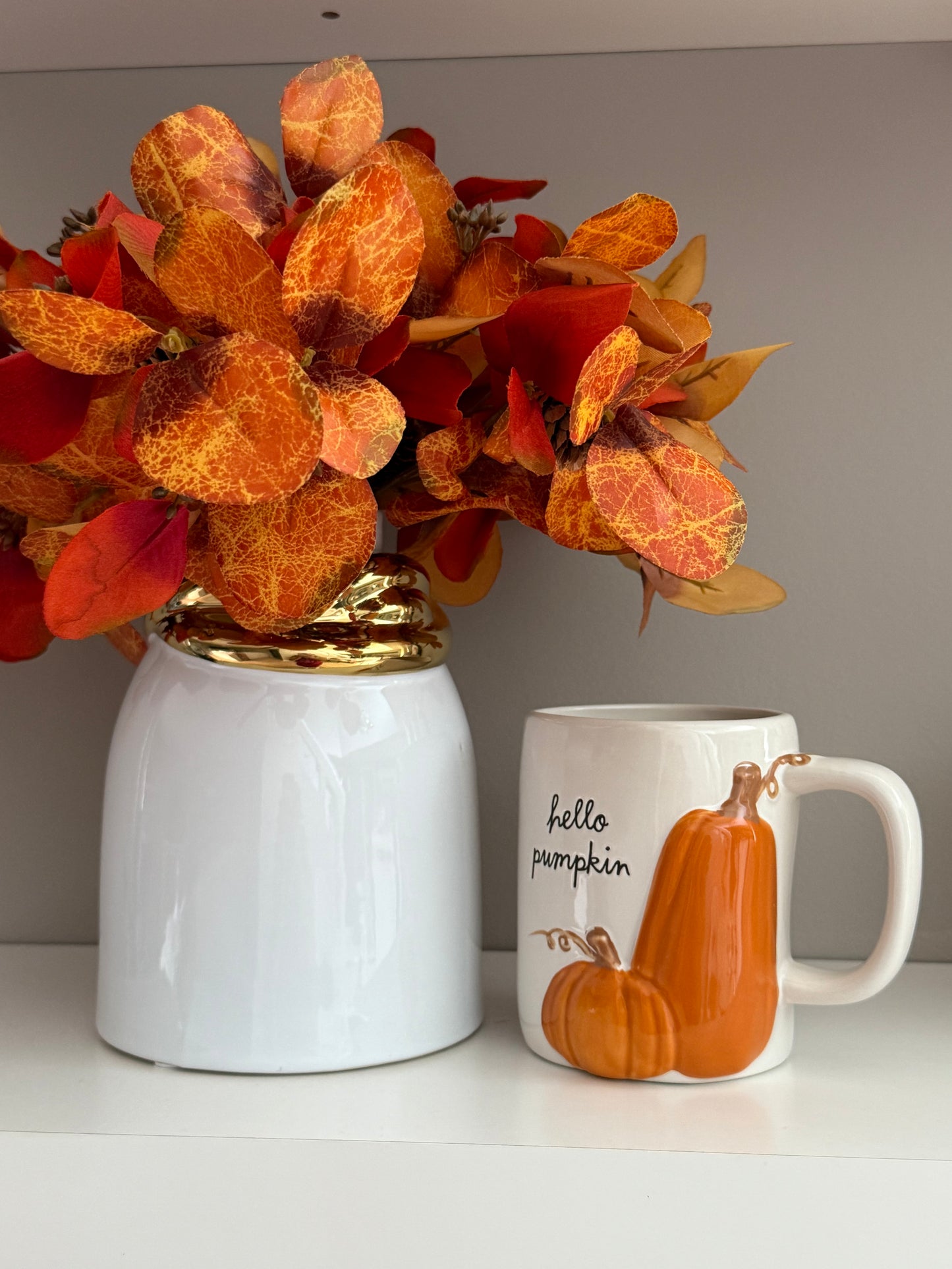 2  Size Vases white Whit Gold Design