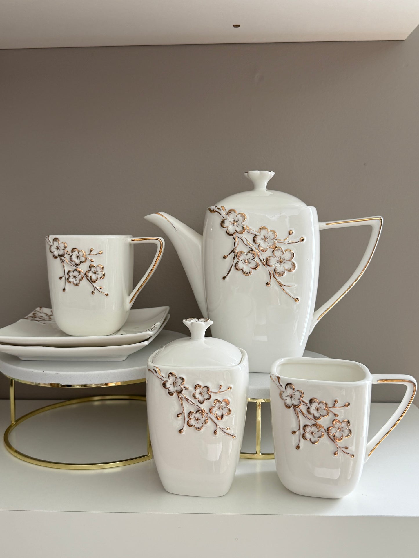 Tea Set With Gold Floral Artwork Design (6pcs)