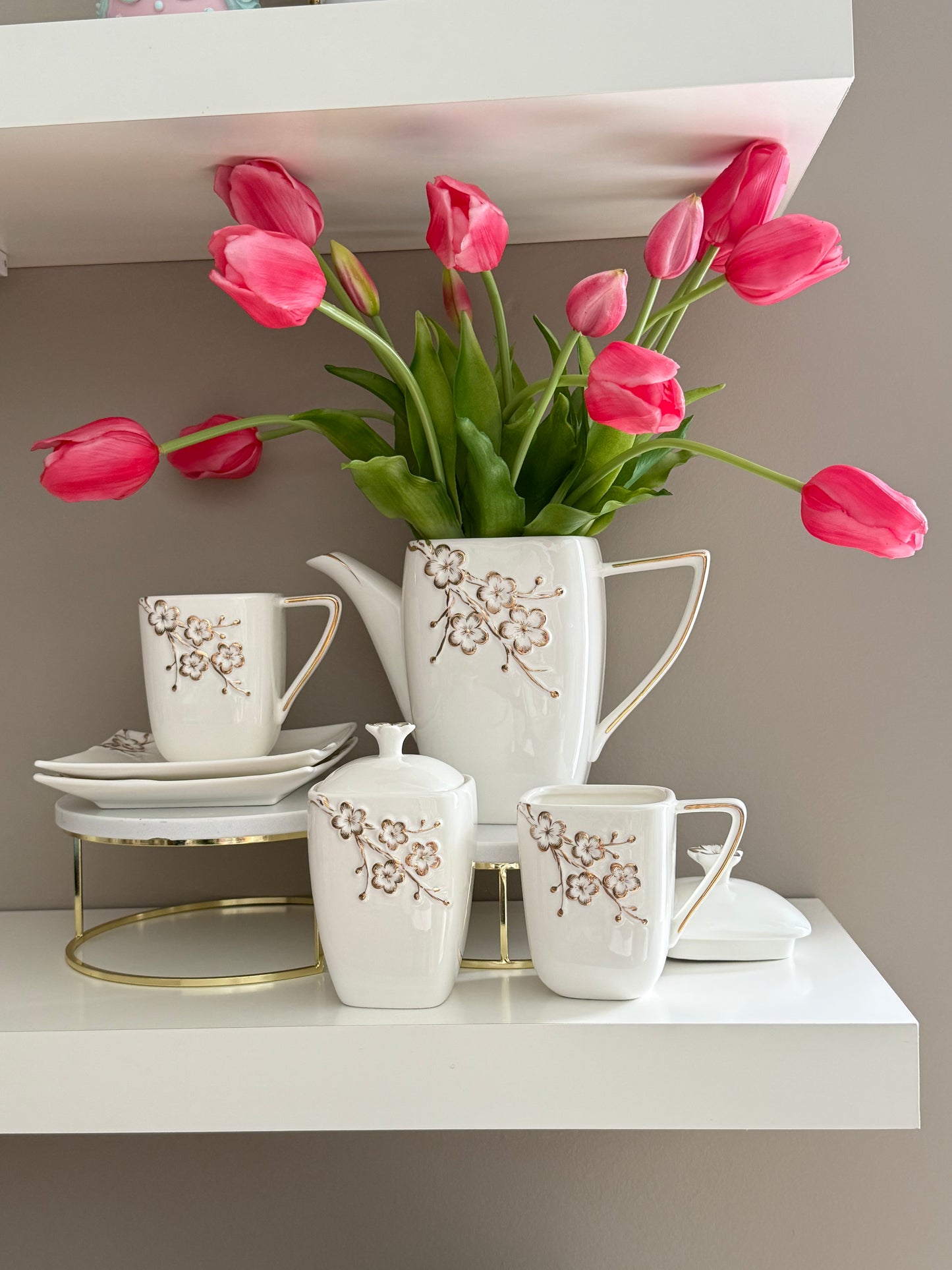 Tea Set With Gold Floral Artwork Design (6pcs)